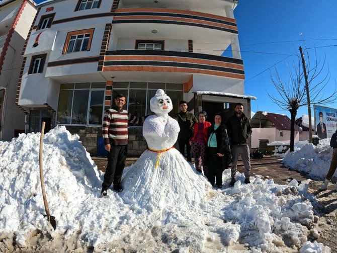 Oğluna Kardan Gelin Yaptı