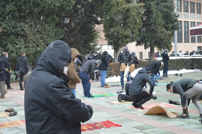 Lapa Lapa Yağan Kar Altında Cuma Namazı Kıldılar