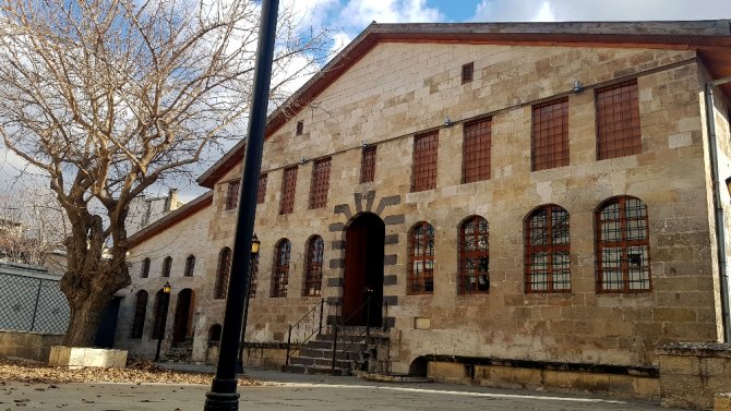 Avrupa’da İslamofobi Artıyor, Türkiye’de Kilise Ve Sinagoglar Restore Ediliyor