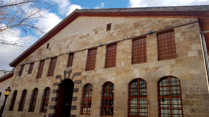 Avrupa’da İslamofobi Artıyor, Türkiye’de Kilise Ve Sinagoglar Restore Ediliyor