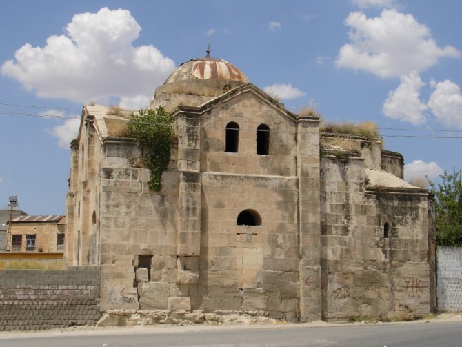 Avrupa’da İslamofobi Artıyor, Türkiye’de Kilise Ve Sinagoglar Restore Ediliyor