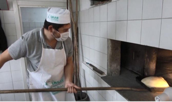 Üç Dil Biliyor, Fırında Çıraklık Yapıyor