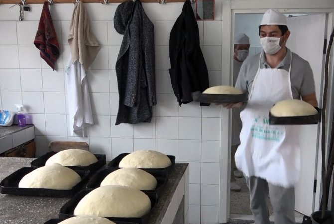 Üç Dil Biliyor, Fırında Çıraklık Yapıyor