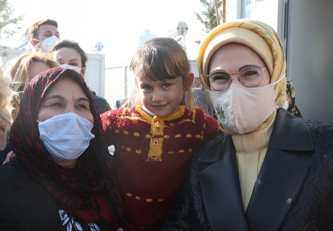 Emine Erdoğan, İzmir’de Depremzedelerle Bir Araya Geldi