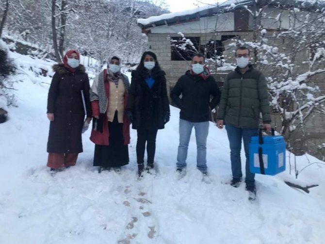 Artvin’de Olumsuz Hava Koşullarına Rağmen Covid-19 Aşılama Çalışmaları Sürüyor
