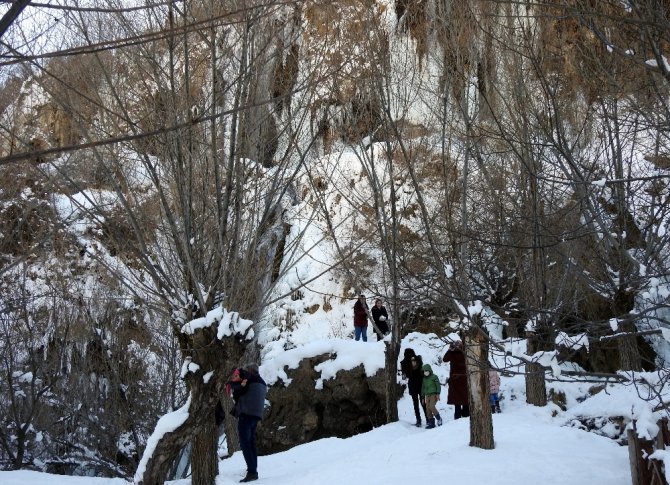 Girlevik Şelalesi ’Buz Dağı’ Gibi