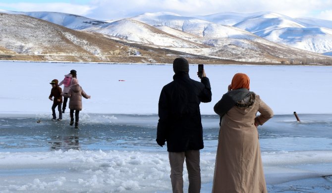 Bayburt’ta Buz Tutan Gölet Ve Akarsular Kartpostallık Görüntüler Oluşturdu