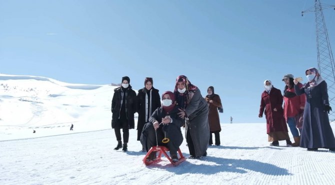 Bitlisli Kadınların Kayak Keyfi