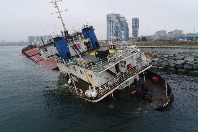 Zeytinburnu’nda Karaya Oturan Gemiden Yakıt Sızmaya Başladı