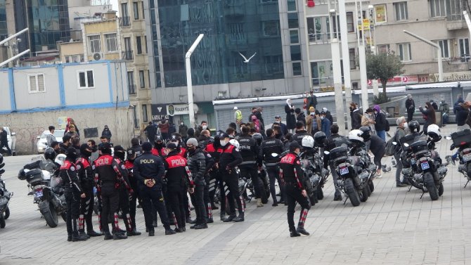 İstanbul Polisinden Gövde Gösterisi: Turistler Hayranlıkla İzledi