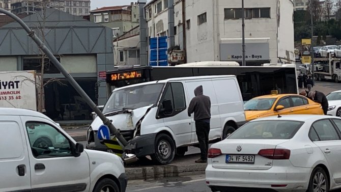 Beyoğlu’nda Feci Kaza: Frenleri Patlayan Minibüs Trafik Işığına Daldı