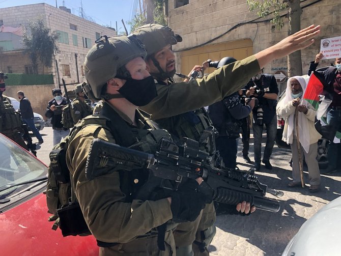 Filistin’de İsrail Askerleri, İbrahim Camii Katliamı’nı Anma Gösterisine Baskın Düzenledi