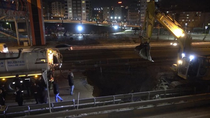 Kilit Kavşakta Su Borusu Patladı: Ankara-kayseri Kara Yolu Trafiğe Kapatıldı