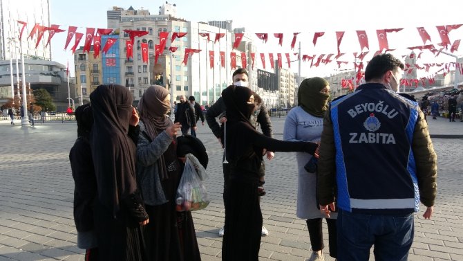 Taksim Meydanı’nda Sokağa Çıkma Kısıtlamasına Aldırmadan Dilencilik