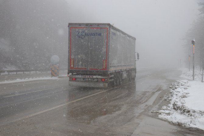 Bolu Dağı’nda Kar Yağışı Ve Yoğun Sis Etkili Oluyor