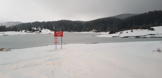 Doğal Güzellikleriyle Dikkat Çeken Karagöl Yaylası Göleti Buz Tuttu