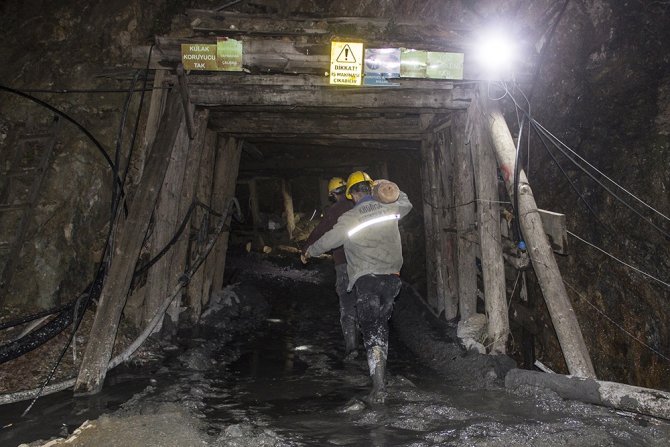 Çanakkale’de Madende Göçük Altında Kalan İşçiyi Arama Çalışmaları Sürüyor
