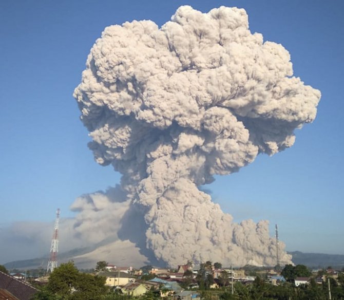 Endonezya’da Sinabung Yanardağı’nda Patlama