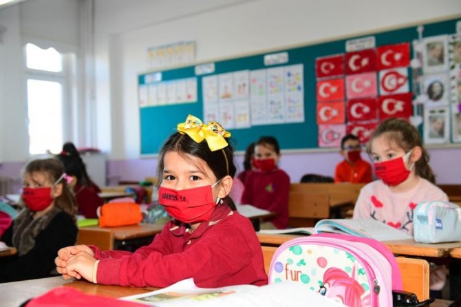 Trabzon’da Öğrenciler Kolbastı Eşliğinde Sınıflarına Girdi