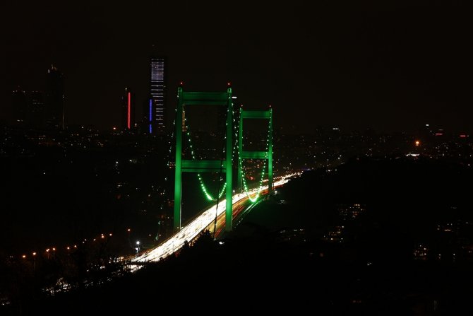 İstanbul’da Köprüler Yeşil Renk İle Aydınlatıldı