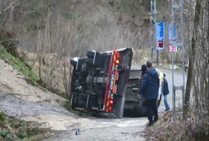 Çekici Üzerindeki Araçla Devrildi