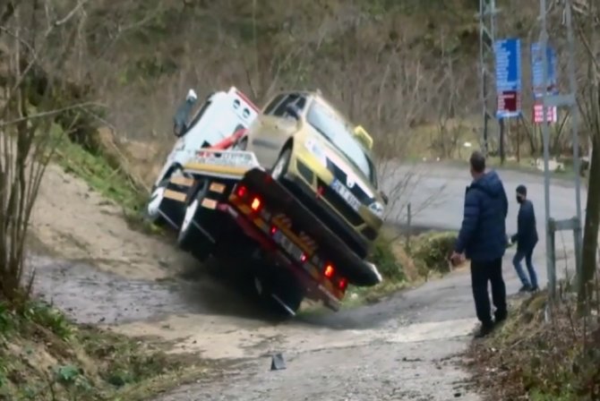 Çekici Üzerindeki Araçla Devrildi
