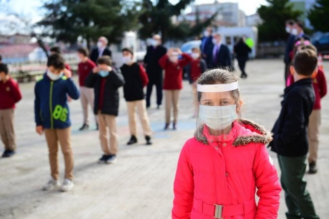 Trabzon’da Öğrenciler Kolbastı Eşliğinde Sınıflarına Girdi