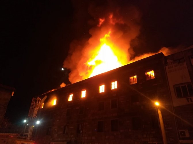 İzmir’de 4 Katlı Tekstil Atölyesinde Yangın