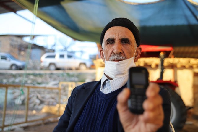Bu Köy 3 İlin Ortasında Ama Telefonlar Çekmiyor, Vatandaşlar Yollara Düşüyor