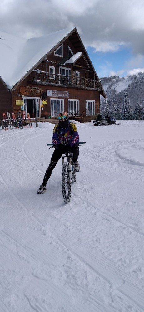Macera Tutkunu Genç Bisikletiyle Kayak Pistinde Hız Denemesi Yaptı