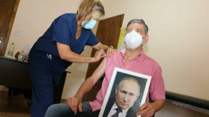 Arjantin’de Roque Perez Belediye Başkanı, Elinde Putin Portresiyle Aşı Oldu