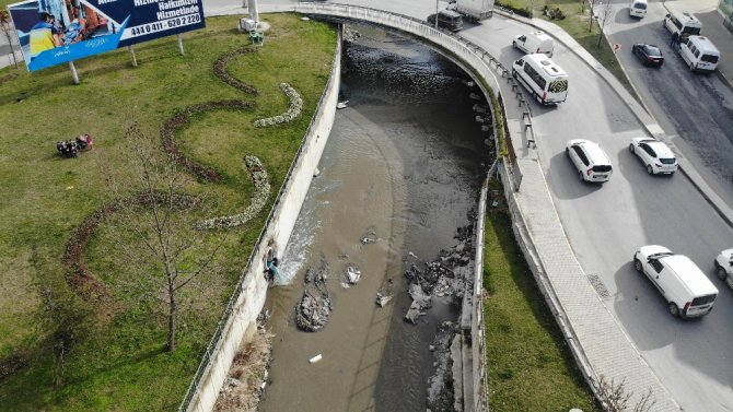 Esenyurt’ta Haramidere Kanalına Karışan Fabrika Atıkları Su Çevreyi Kirletiyor