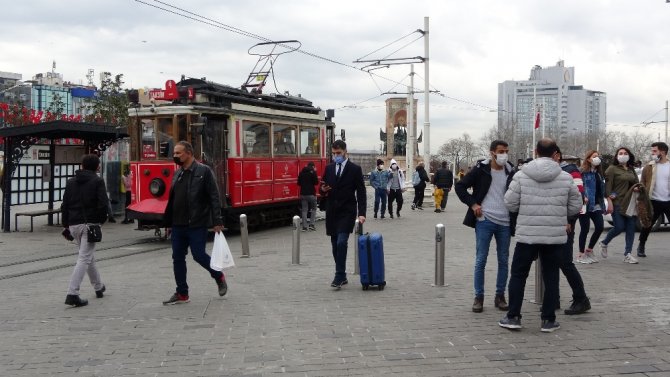 Kısıtlamasız Cumartesinde Vatandaşlar Taksim’e Akın Etti