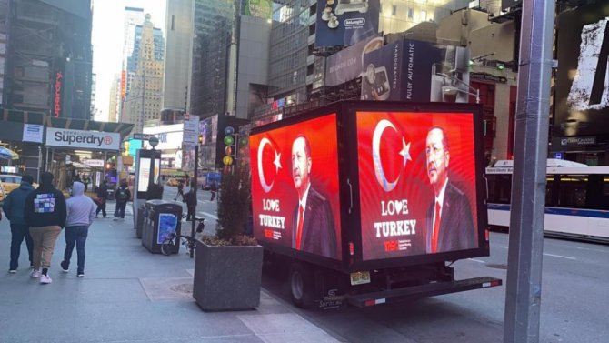 Erdoğan Sevgisi Times Meydanı’nda: "Love Erdogan"