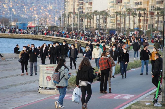 İzmirliler Kısıtlamasız Cumartesi Günü Kordon’a Akın Etti