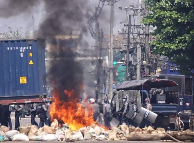 Myanmar’da Güvenlik Güçlerinden Protestoculara Sert Müdahale