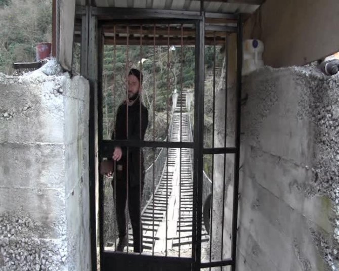 Evine Demir Kapılı Asma Köprüden Geçilerek Gidiliyor