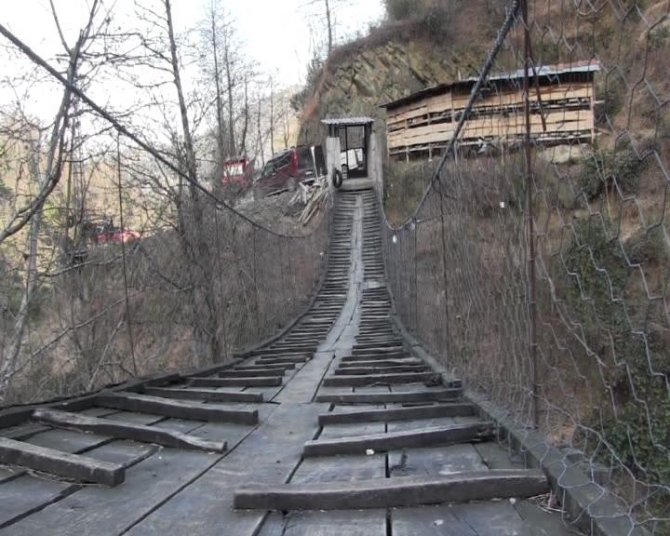 Evine Demir Kapılı Asma Köprüden Geçilerek Gidiliyor