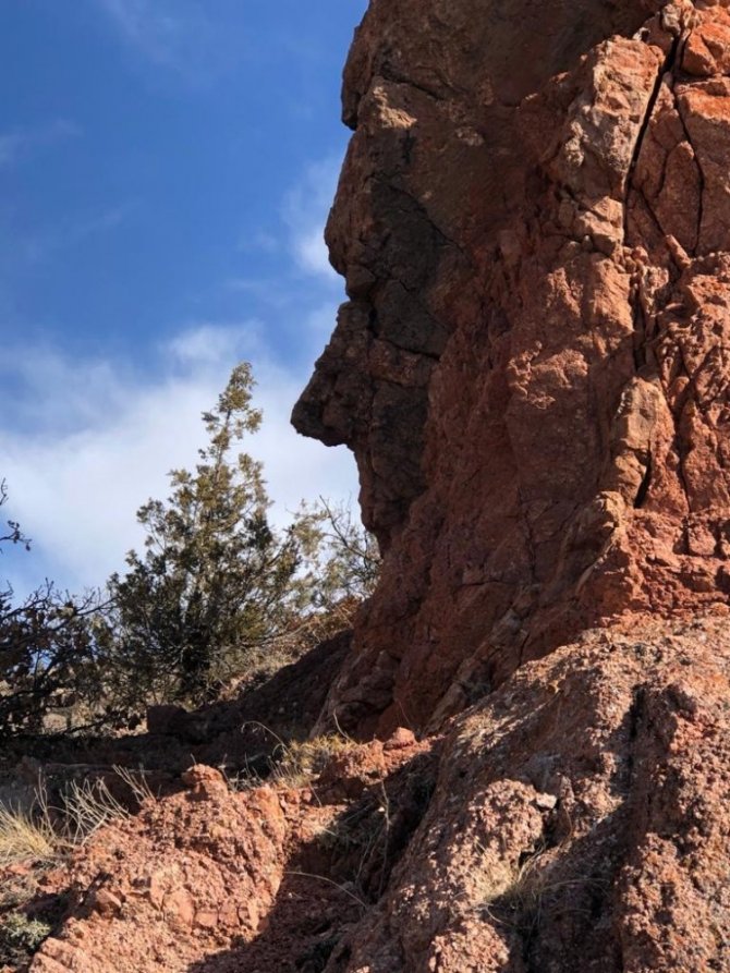 Gümüşhane’de Ağlayan Kadını Andıran Kaya Dikkat Çekiyor