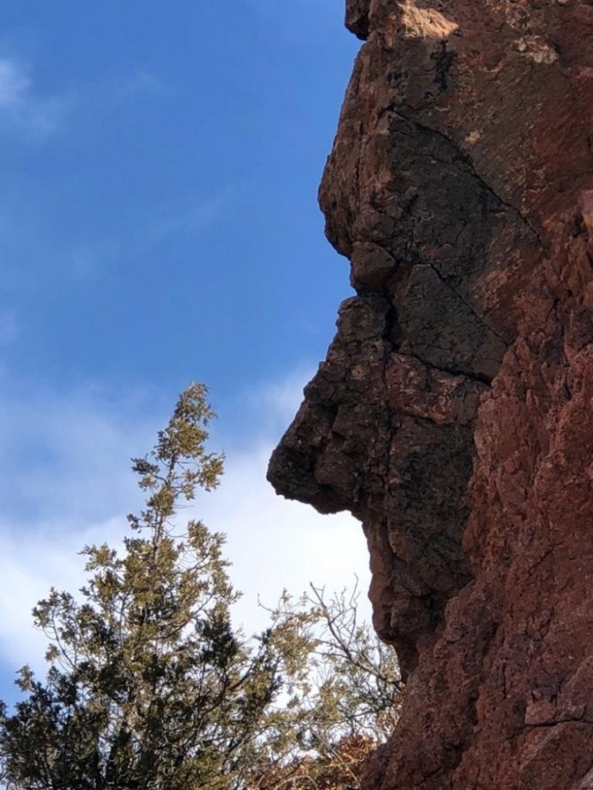 Gümüşhane’de Ağlayan Kadını Andıran Kaya Dikkat Çekiyor