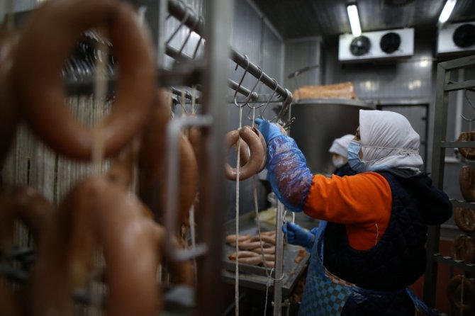 400 Kadın Kasap Her Gün 150 Ton Et İşliyor