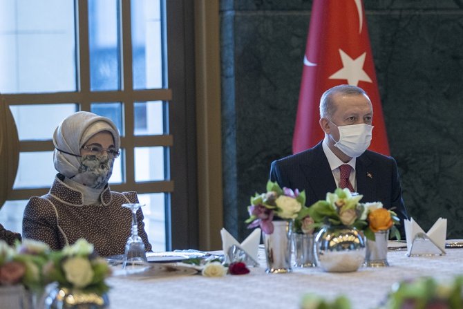 Cumhurbaşkanı Erdoğan Ve Eşi Emine Erdoğan Sağlık Ve Sosyal Hizmet Çalışanı Kadınlarla Bir Araya Geldi