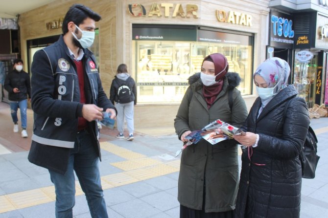 Giresun’da Dünya Kadınlar Günü Dolayısıyla Kadınlara Karanfil Dağıtıldı