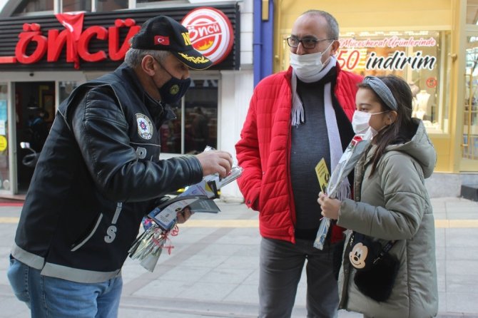 Giresun’da Dünya Kadınlar Günü Dolayısıyla Kadınlara Karanfil Dağıtıldı