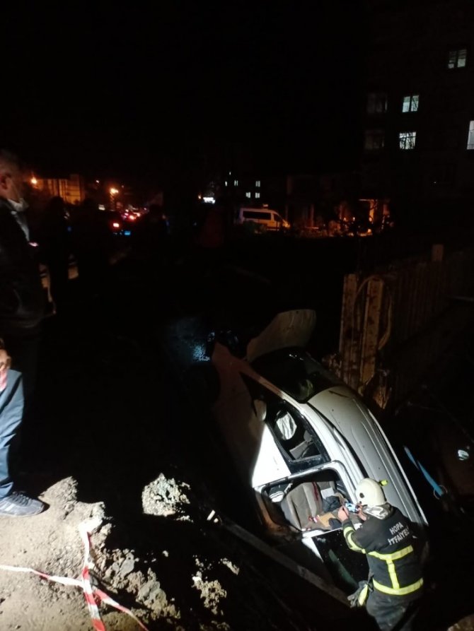 Artvin’de Otomobil Duvara Çarptı: 2 Yaralı