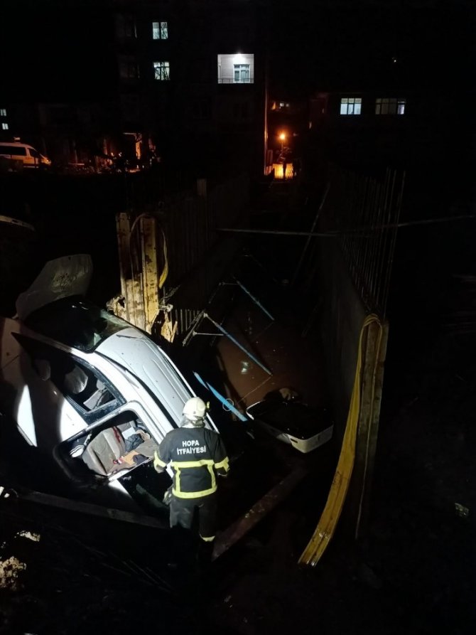 Artvin’de Otomobil Duvara Çarptı: 2 Yaralı