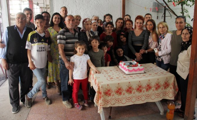105 Yaşındaki Münevver Nine 71 Yaşındaki Kızıyla Aşı Oldu