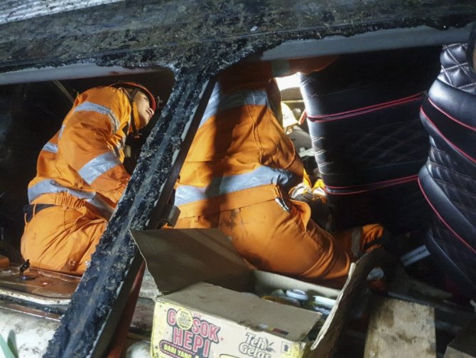 Endonezya’da Otobüs Vadiye Uçtu: 27 Ölü