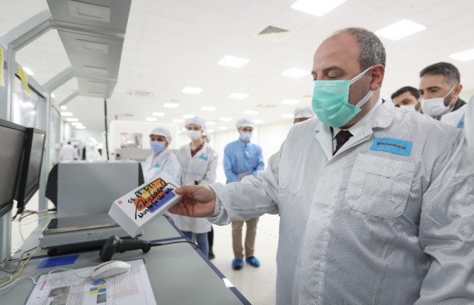 Bakan Varank, Xiaomi’nin Avcılar’daki Akıllı Telefon Fabrikasını Ziyaret Etti