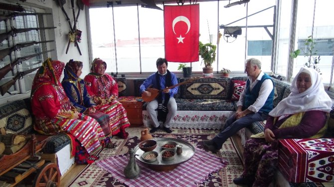 Bursa’da Evlerinde Biriktirdikleri Antika Eşyalarla Yörük Kültürünü Yaşatıyorlar